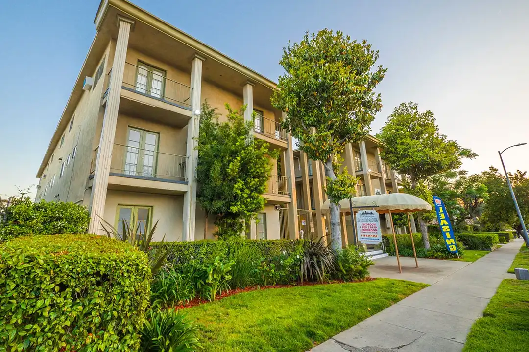 Apartment in Los Angeles, Canoga Park - View 2