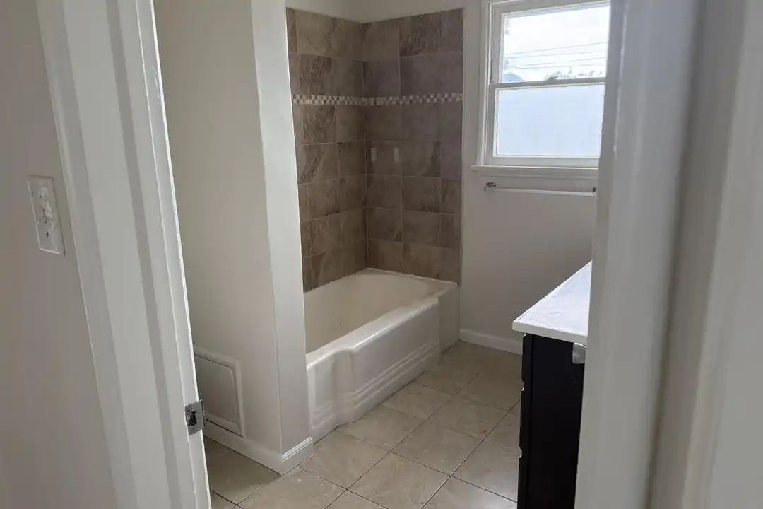 16007 Victory Blvd - View 3