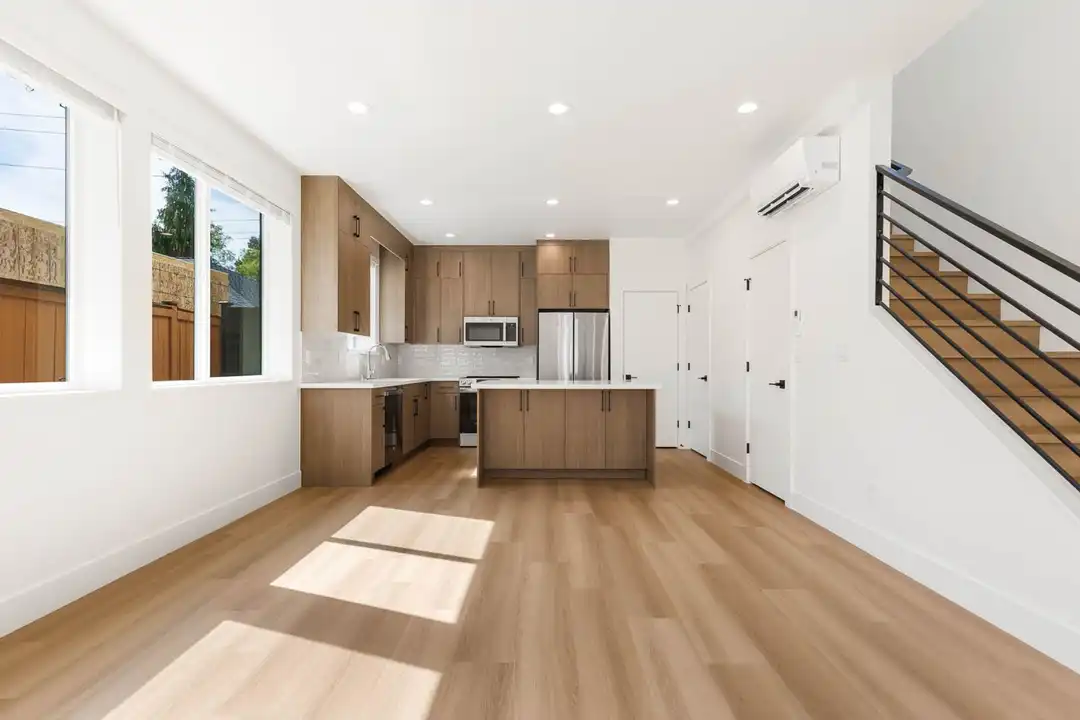Apartment in Kirkland - View 4