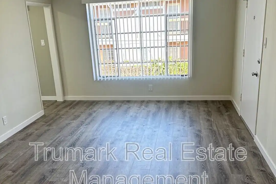 215 W Acacia Ave unit 6 - View 3