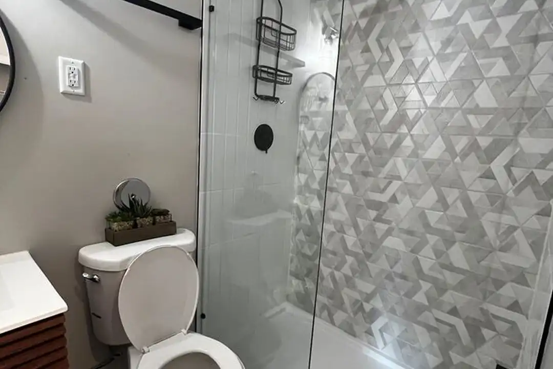 1030 Poplar Ave unit 1 – další