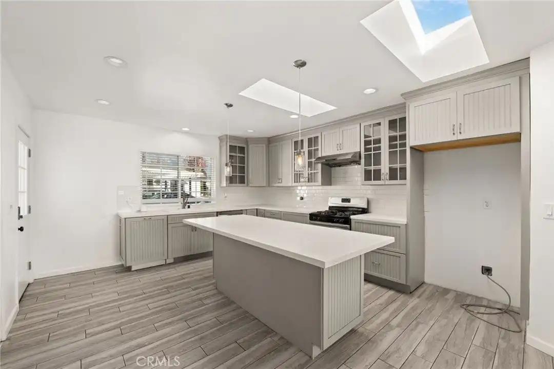 587 E Arrow Hwy - More