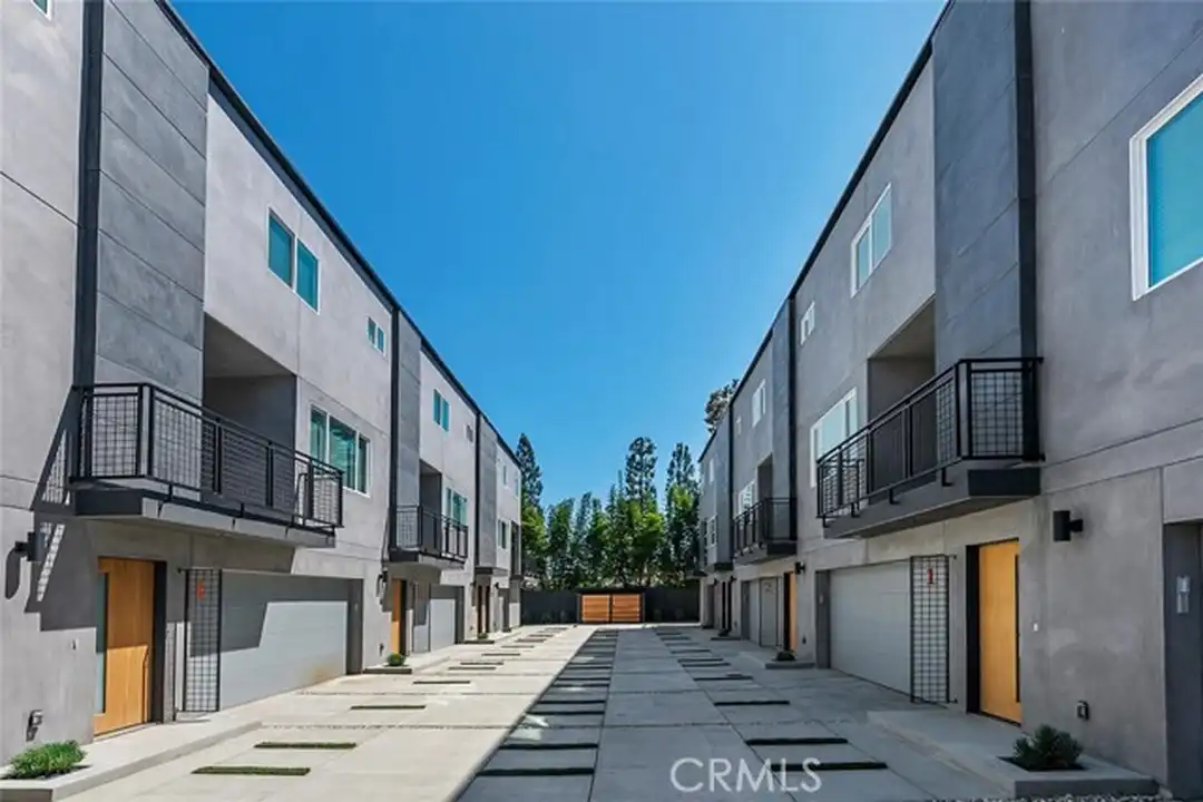 13538 Vanowen St unit 5 - View 3