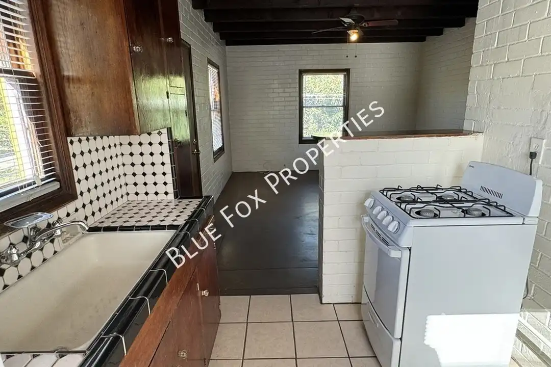 1211 N Jones Blvd - View 6