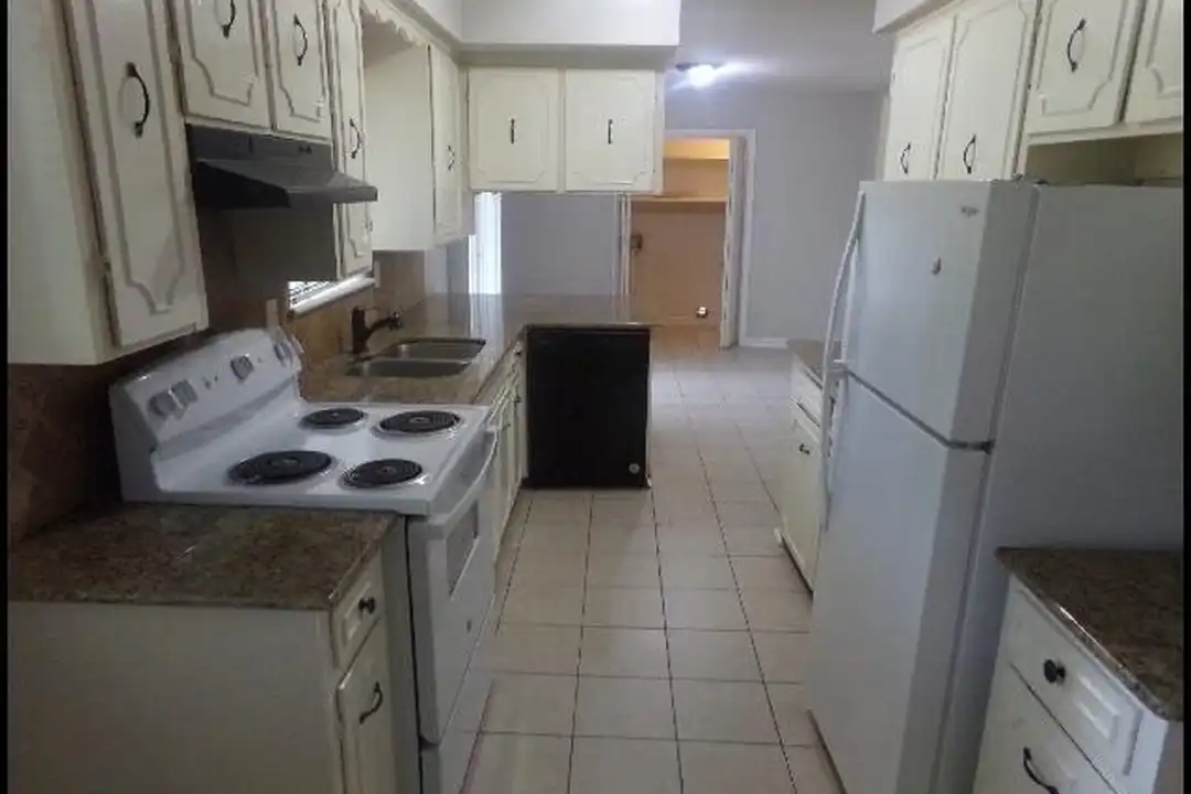 6904 Dahlia Dr - View 4