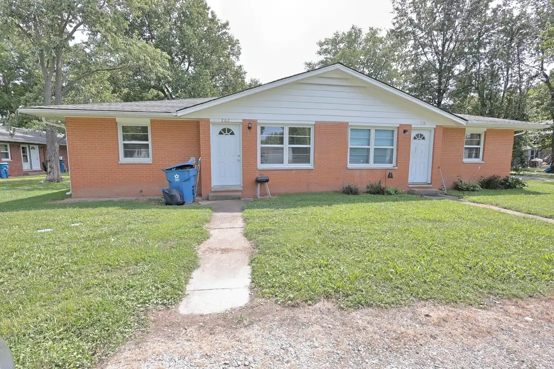 202 W Logan St – photo 1 of 9
