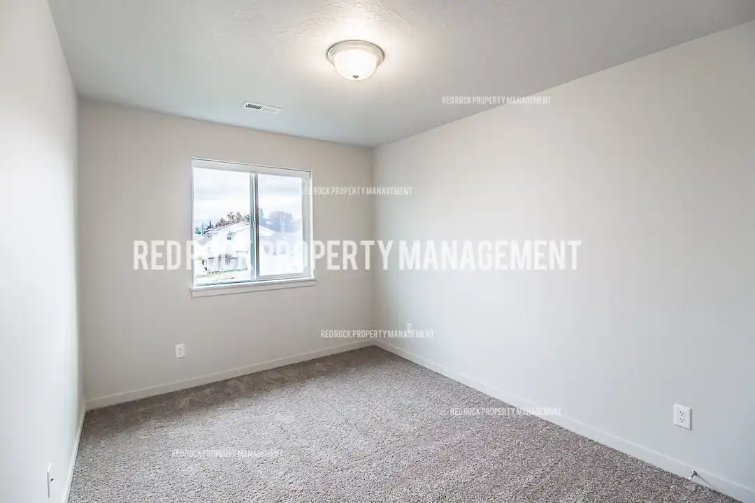 319 Woodlawn Ln - More