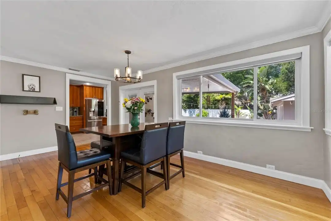 2605 S Manhattan Ave – další