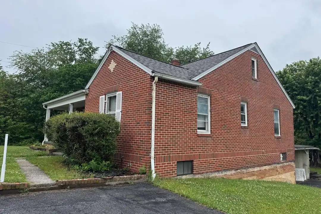 1123 Shepherdstown Rd - More