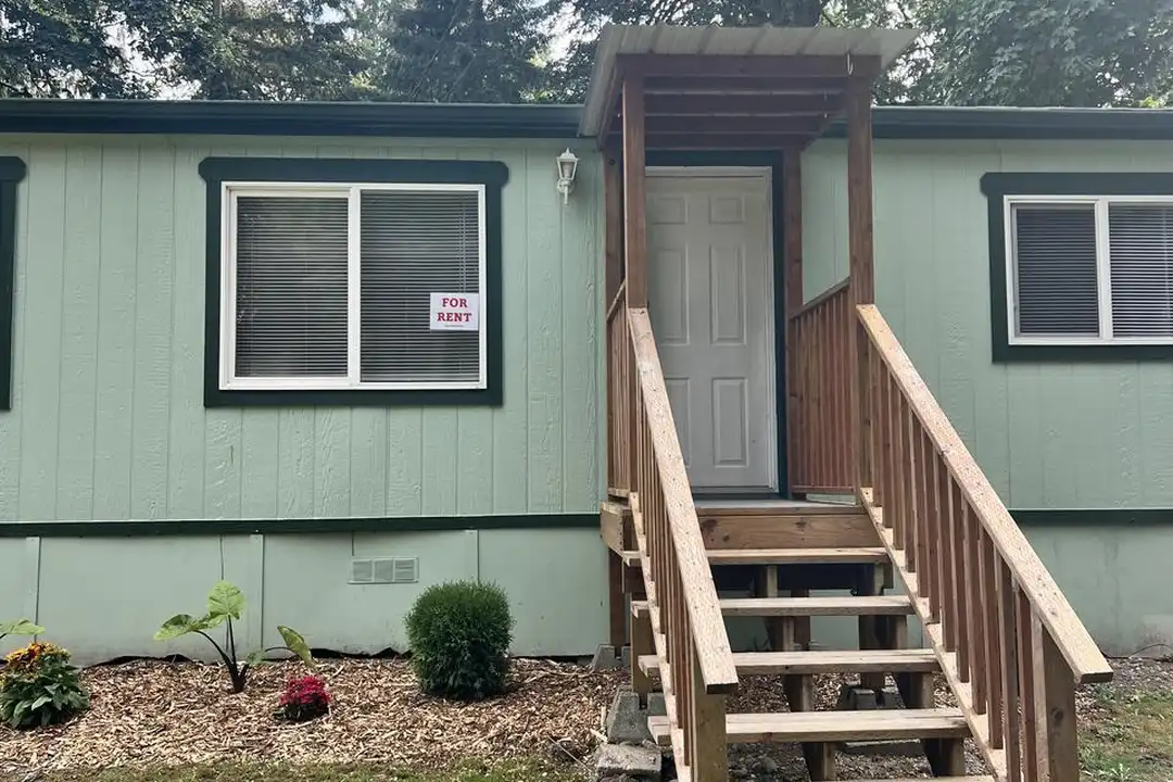 1042 Clubhouse Ln SE - View 4