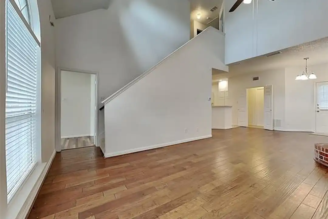 1409 Post Oak Dr - View 2