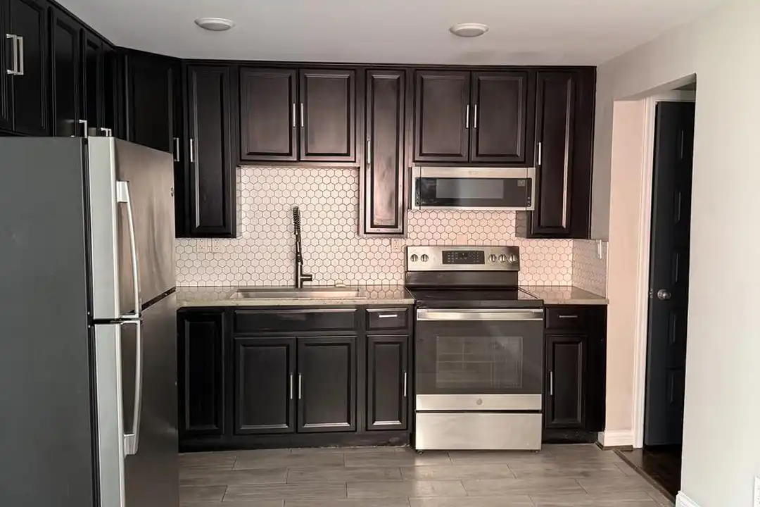 Apartment in Cincinnati, Bond Hill - View 2