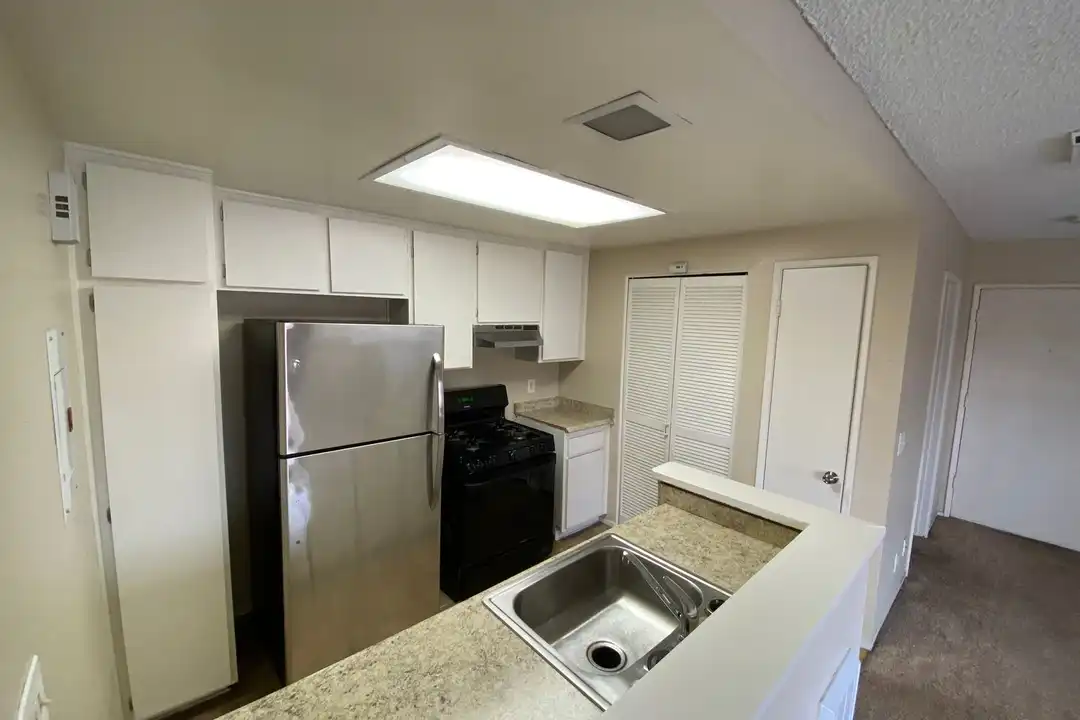 Apartment in San Diego - More