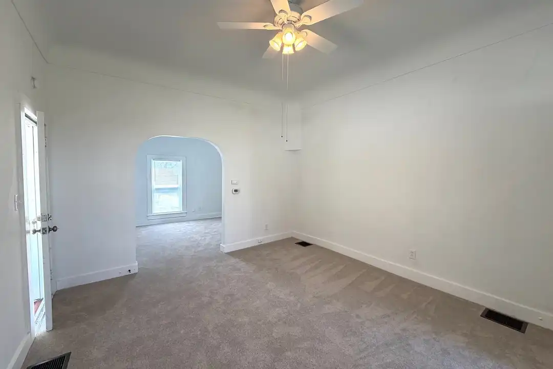 12 Long St - More