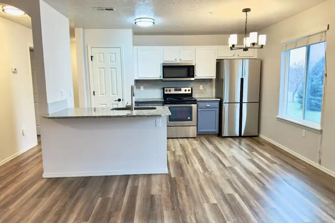 1069 W Pine Ave unit # 3 - View 2
