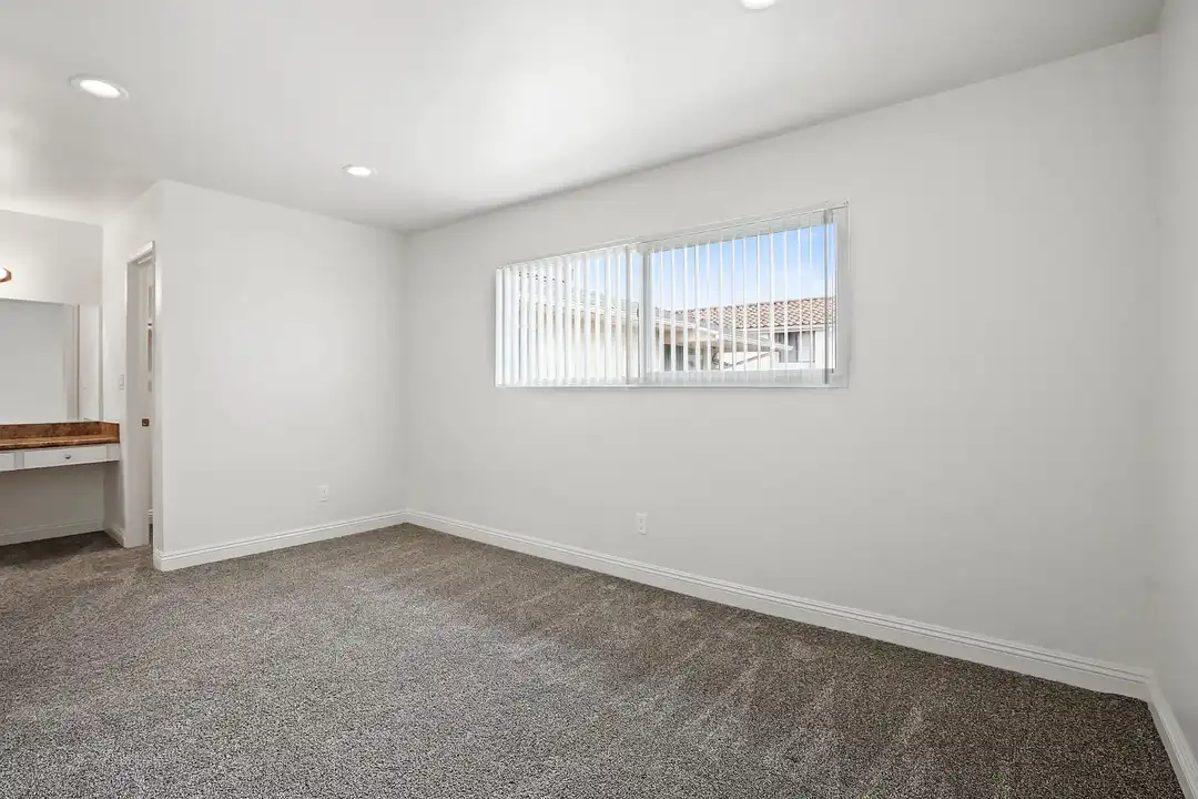 Apartment in Anaheim - View 3