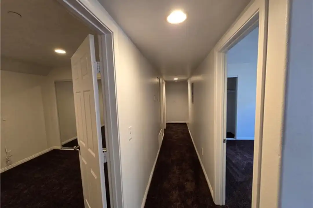 House in Los Angeles, Broadway-Manchester - More