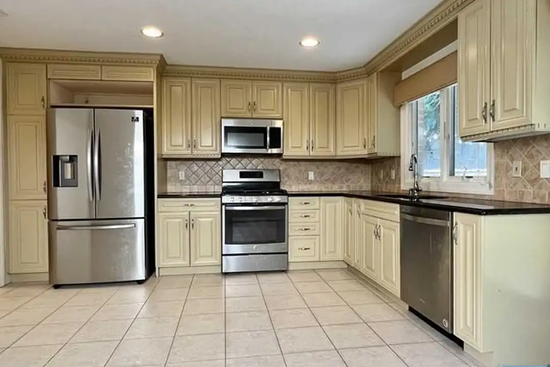 696 Undercliff Ave - More