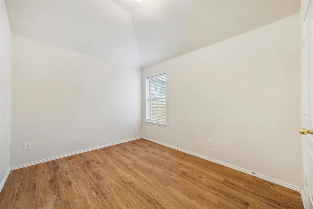 9721 Cottage St - More