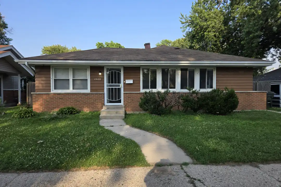 15135 Woodlawn Ave E – photo 1 of 13