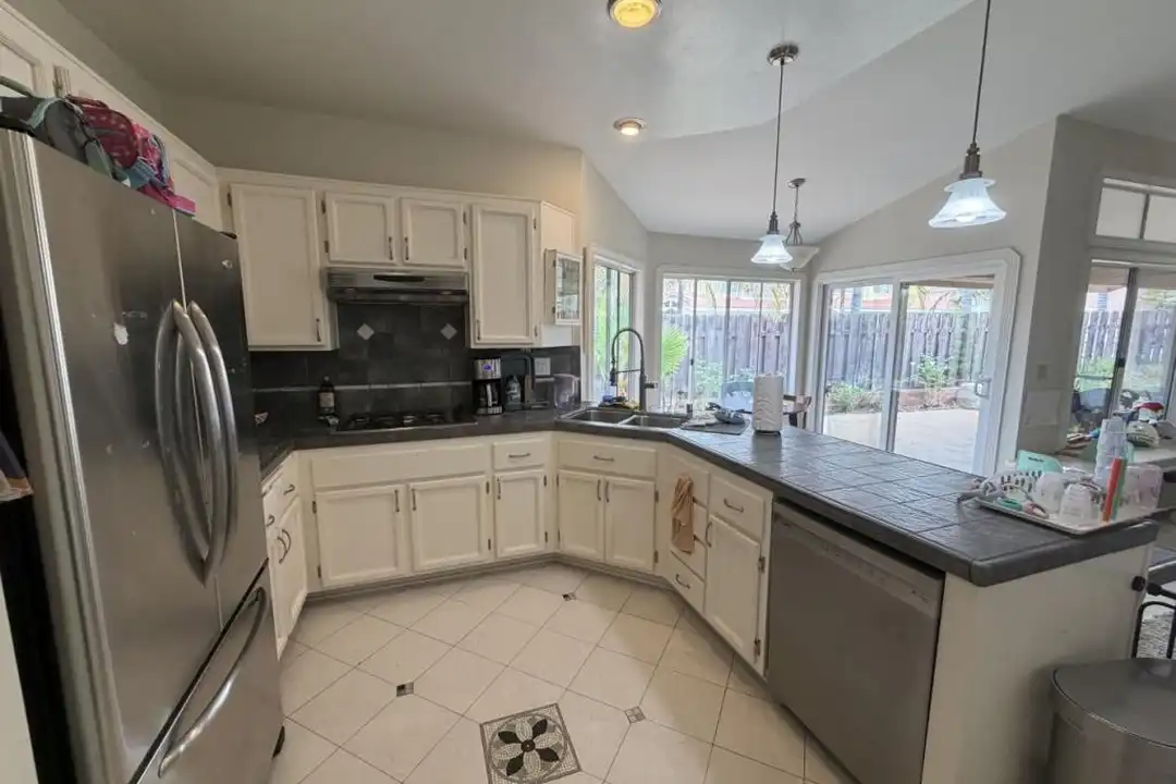 11995 Thomas Hayes Ln - More
