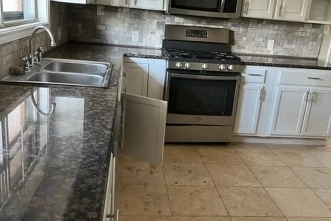 1017 Oak Dr - View 3