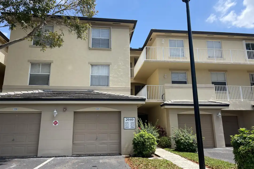 2040 Greenview Shores Blvd unit 221 - View 3