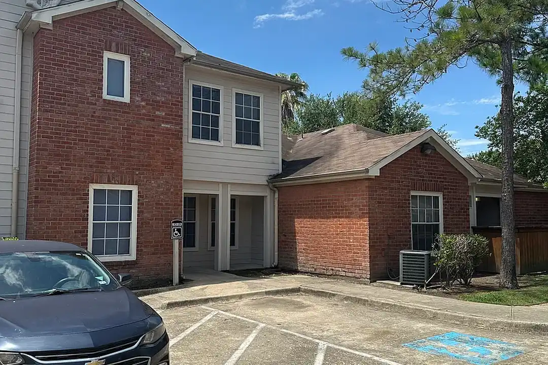 Apartment in Houston, Sunnyside - View 2