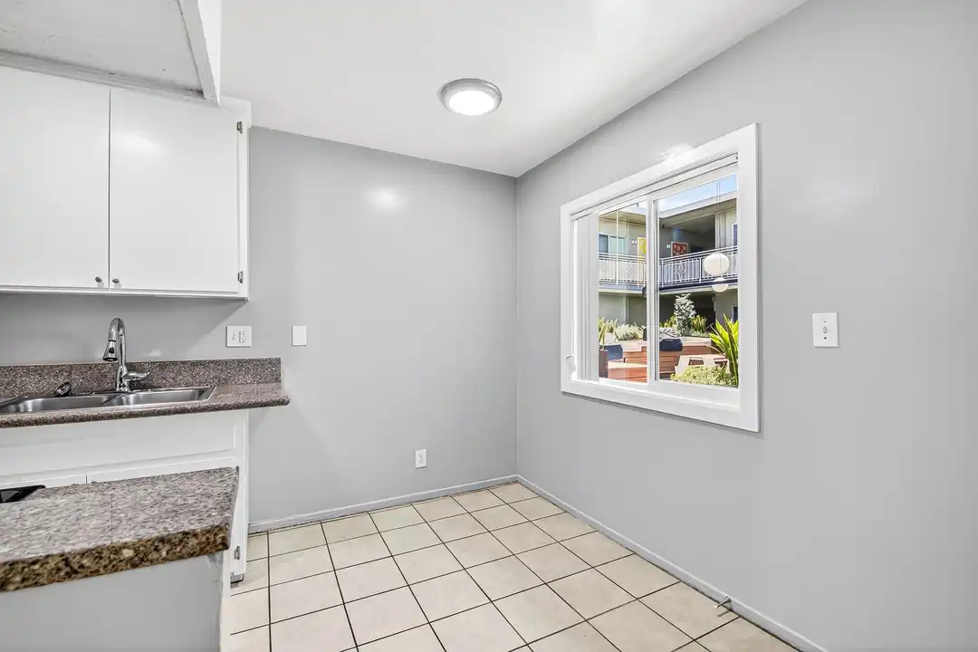 210 E 29th St unit 02 - View 5