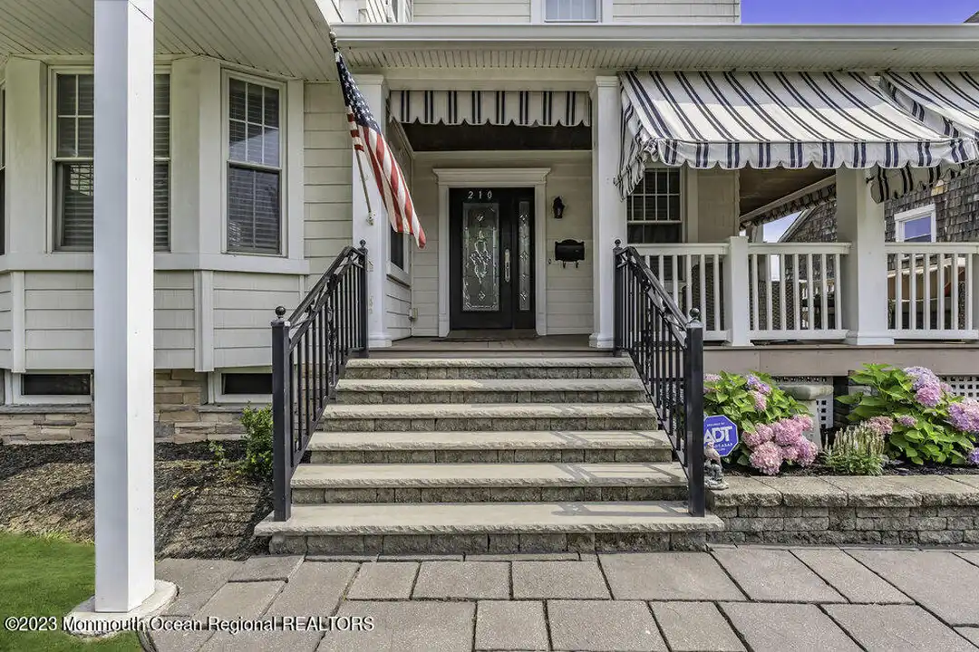 210 8th Ave - View 2
