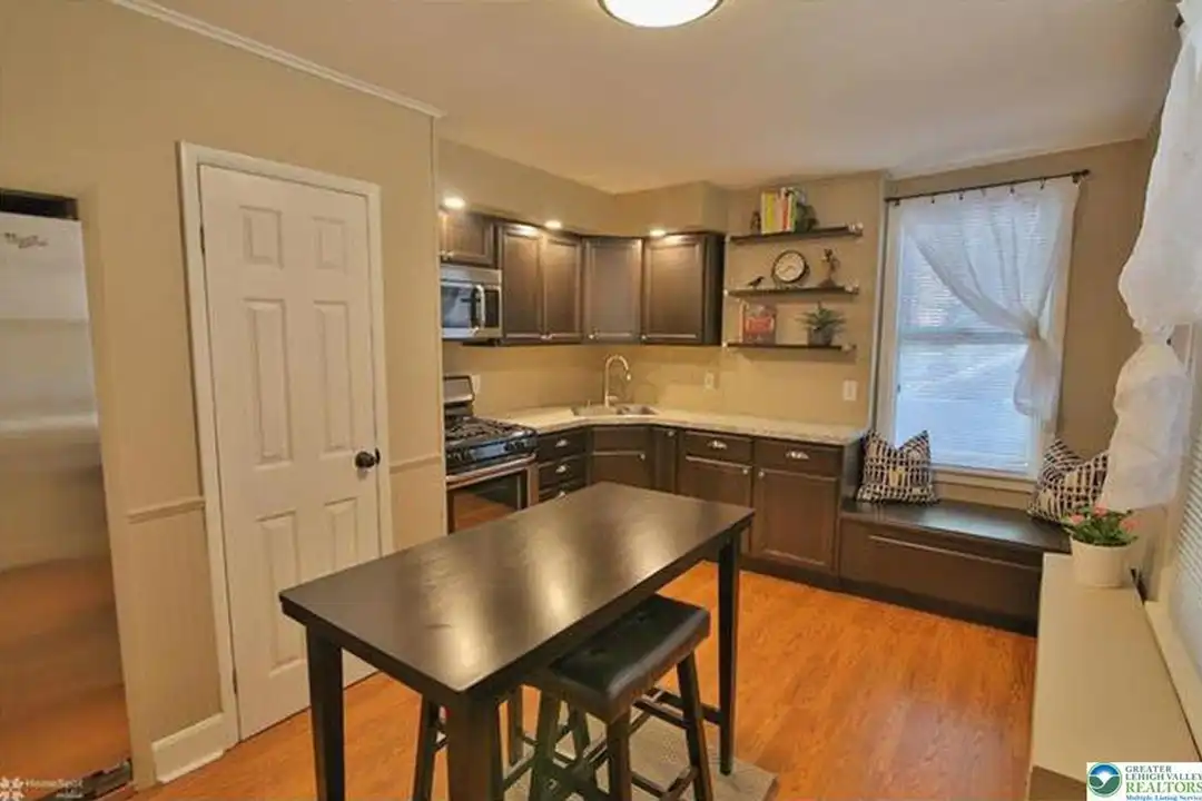 Apartment in Allentown - More