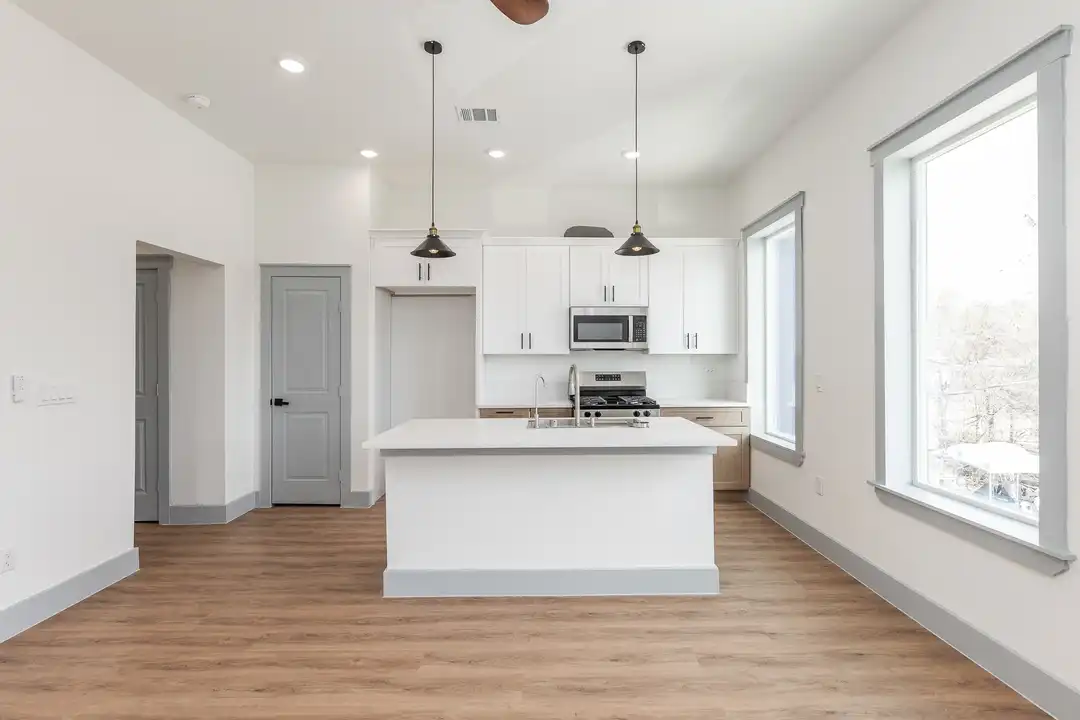 704 S 1st St - View 5