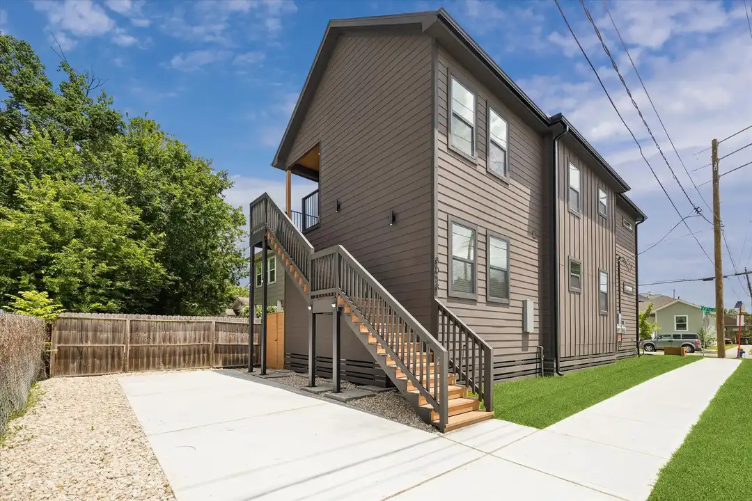 801 E 32nd 1/2 St unit A - View 2