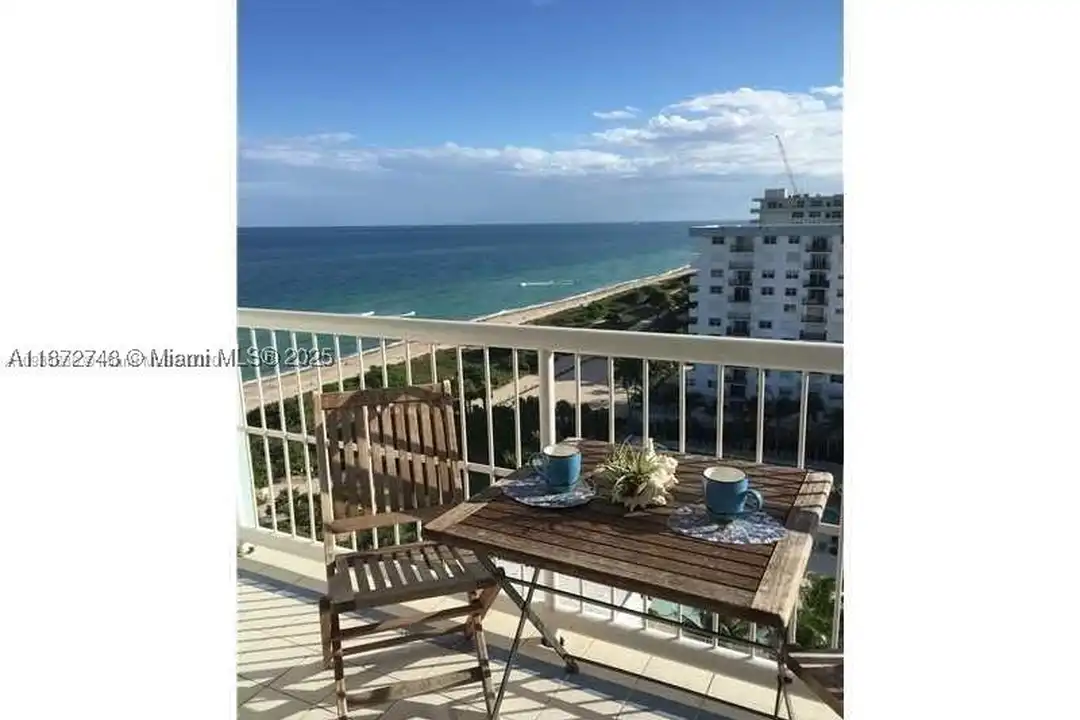 Apartment in Surfside - View 4