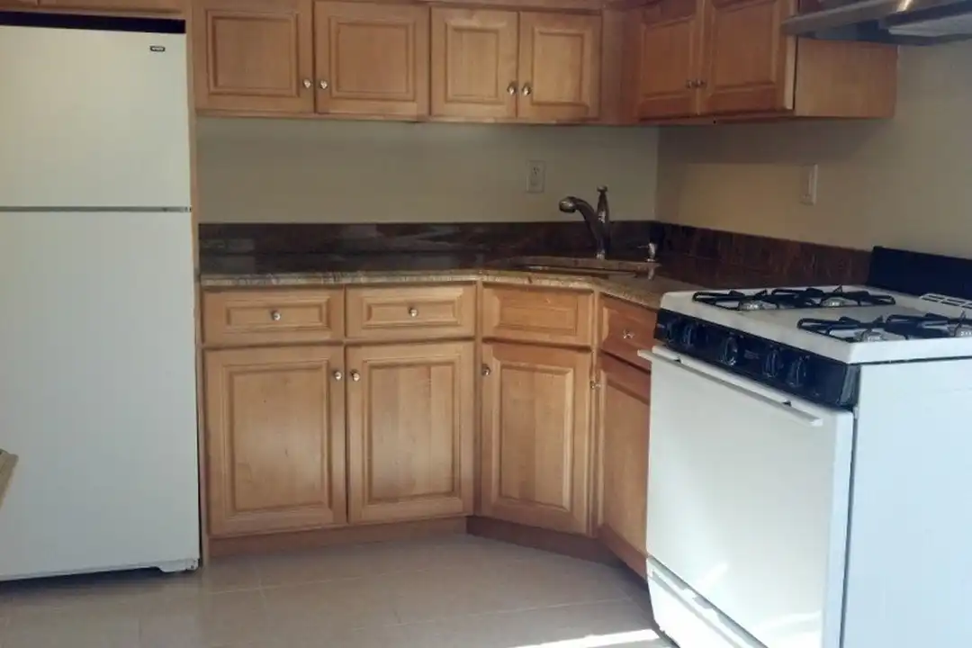 186 Kingston Rd - View 3