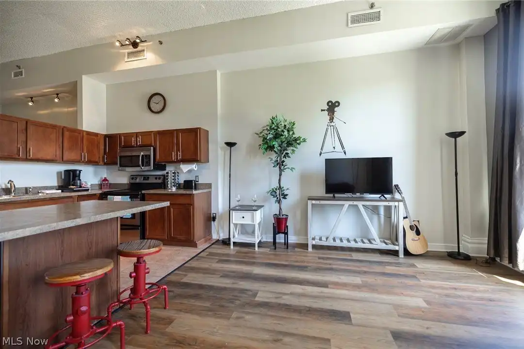 408 W St Clair Ave #607 - More
