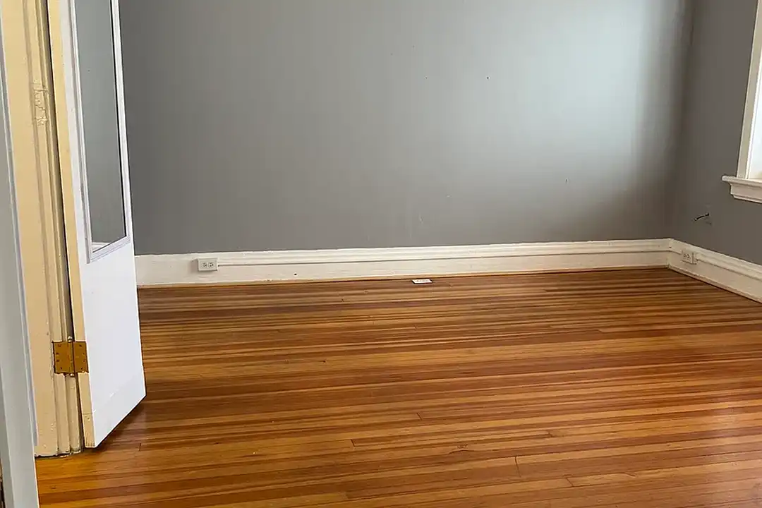 1260 N Pennsylvania St #22 – další