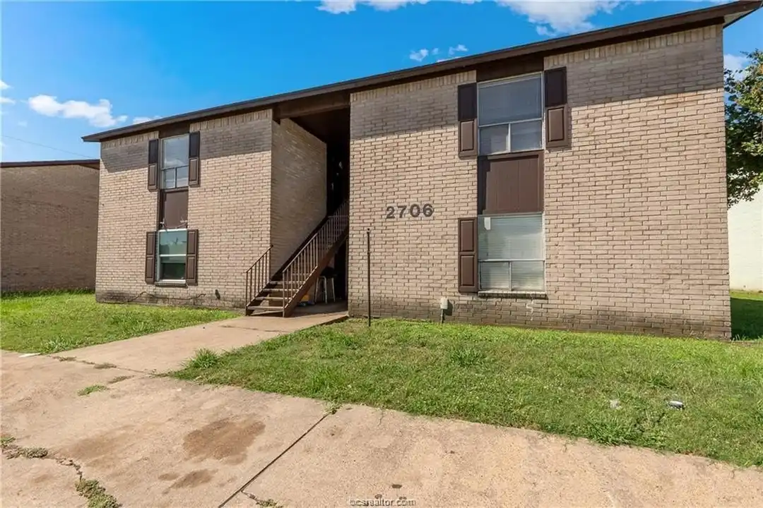 2706 Evergreen Cir #C – photo 1 of 5