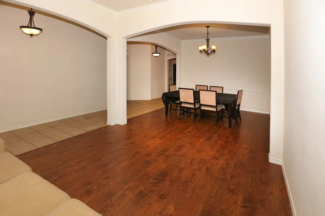 1615 Bur Oak Dr - View 3