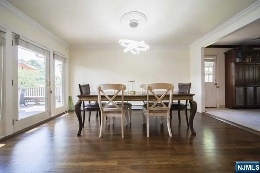 4 Mellon Ln - More