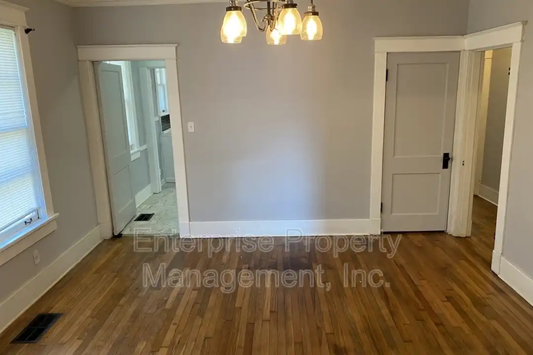 414 N Willett St - More