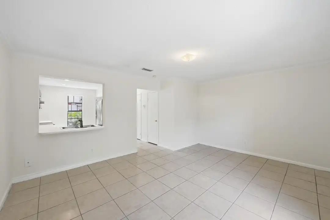Apartment in West Palm Beach - View 4
