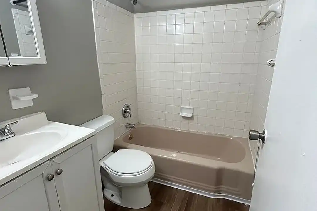 Hikes Point Apartments – photo 1