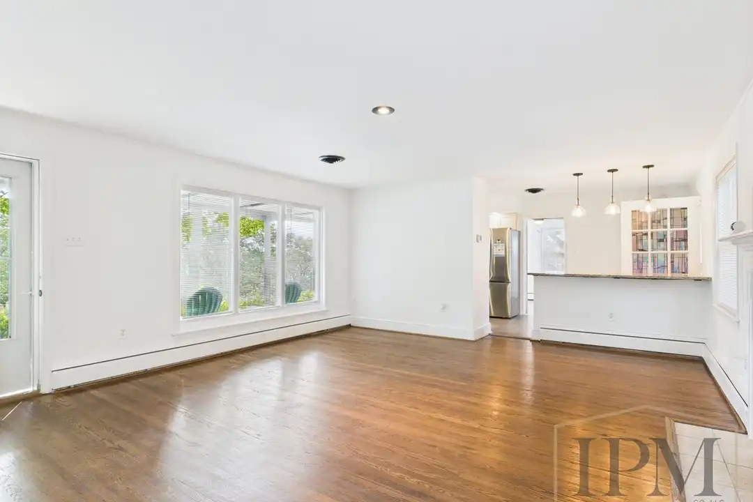 1371 Irving Rd – photo 1
