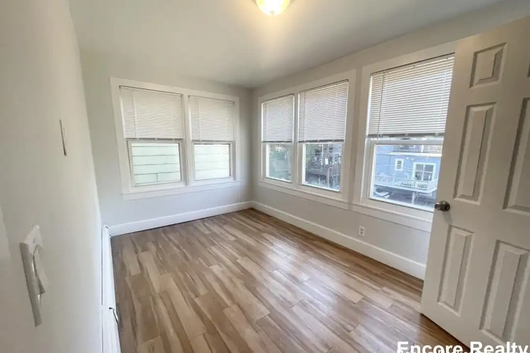 22 Howell St - More