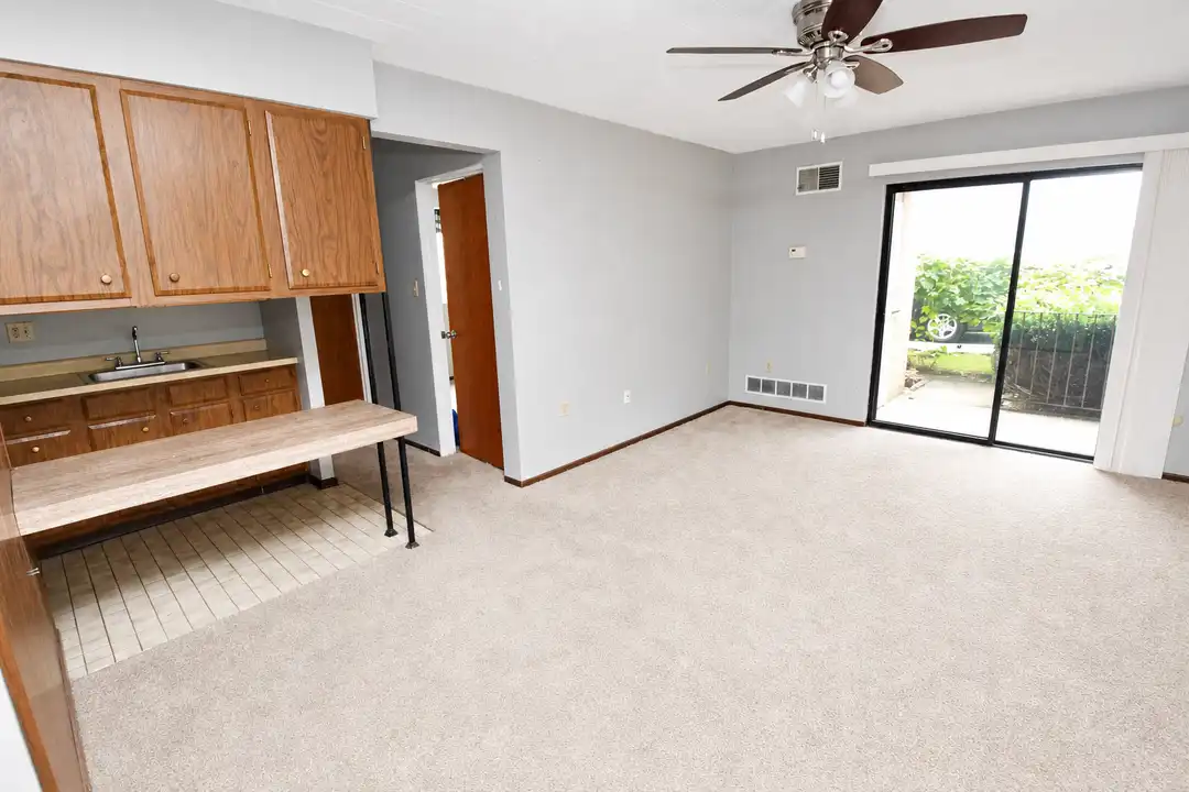 527 Monroe Ave unit 202 – photo 1 of 7