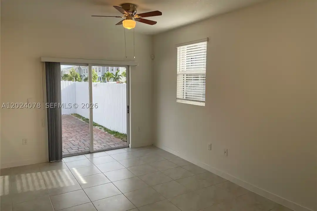 906 SE 17th St #0 - View 2