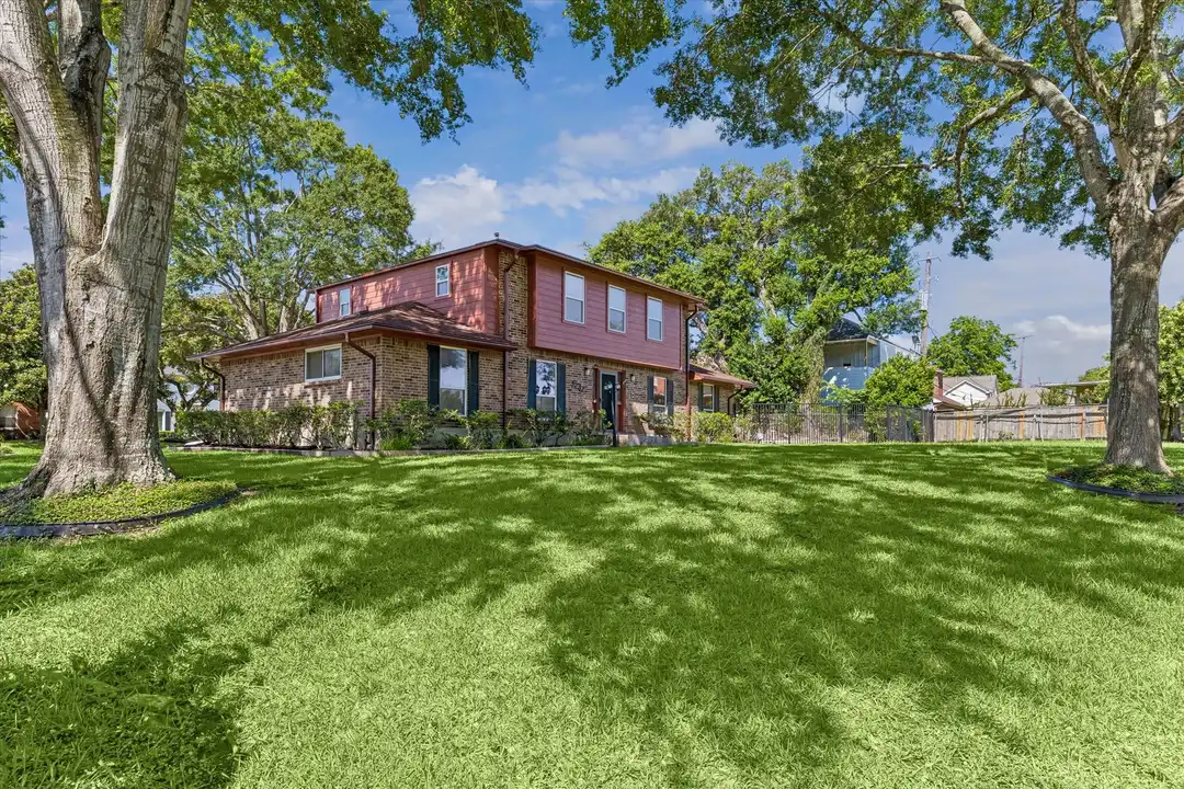 3232 Parkwood Dr - View 2