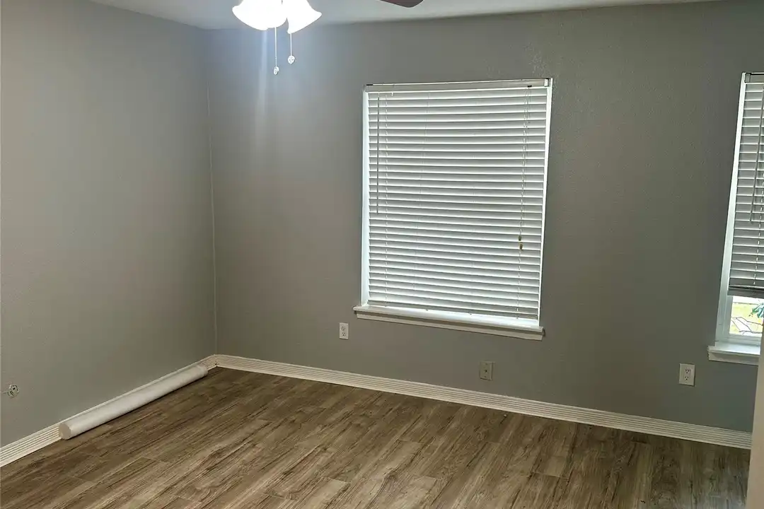 Apartment in Houston, Spring Branch Central - View 3
