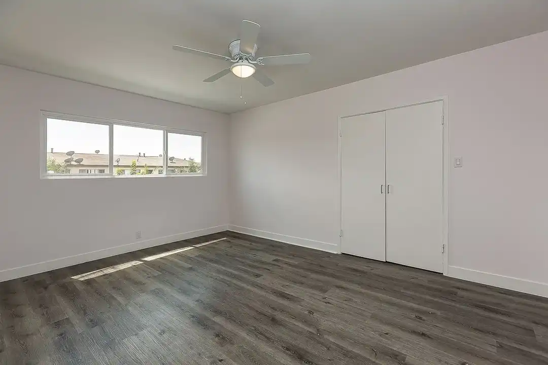 Apartment in Long Beach - View 3